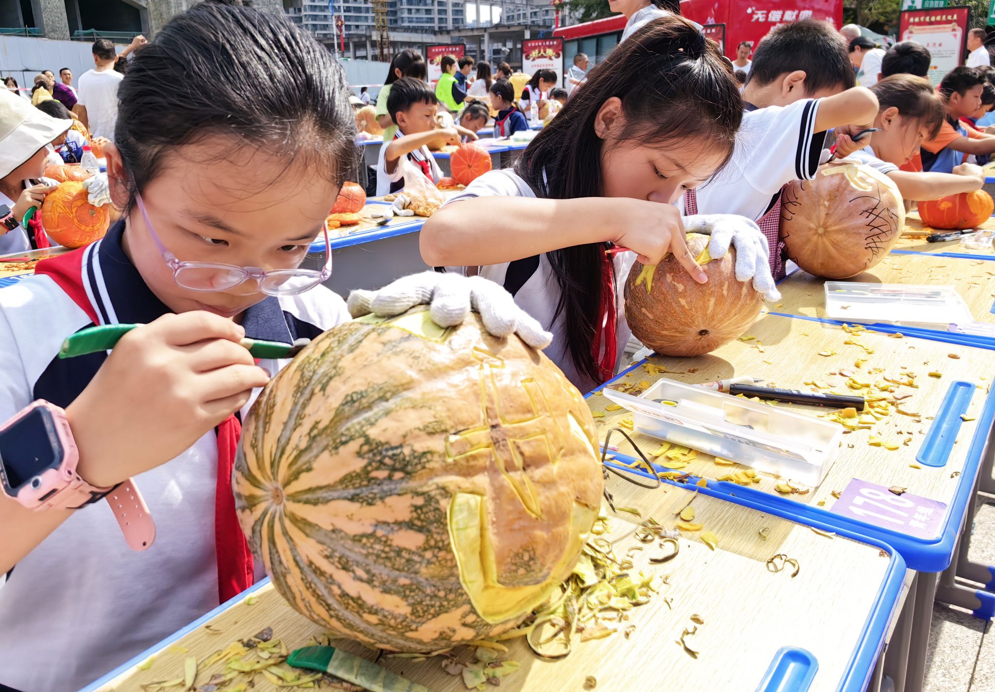 贵阳：小学生雕刻瓜灯 传承非遗迎中秋(图1)