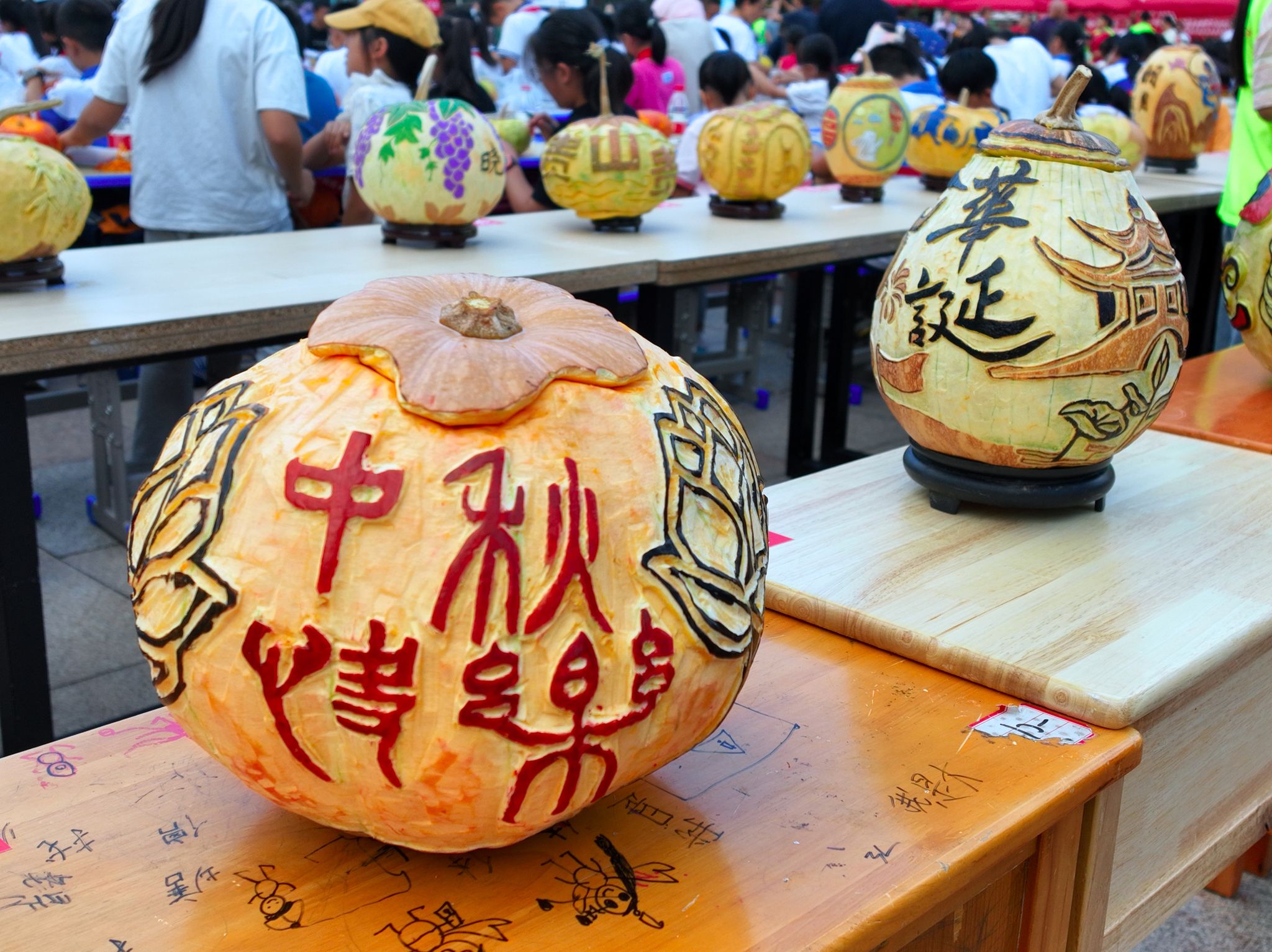 贵阳：小学生雕刻瓜灯 传承非遗迎中秋(图2)