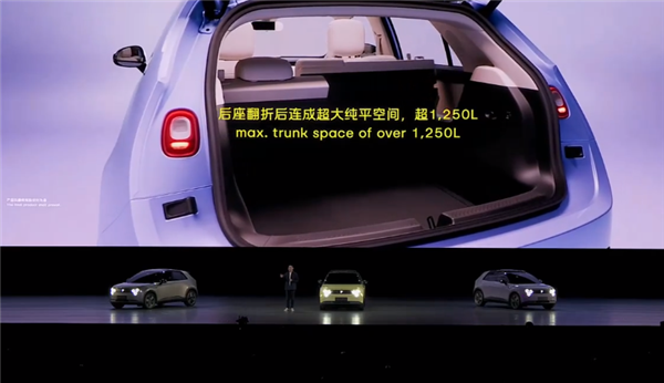 亚盈体育网址蔚来萤火虫实车上路：“六眼灯”全开辨识度超强(图4)