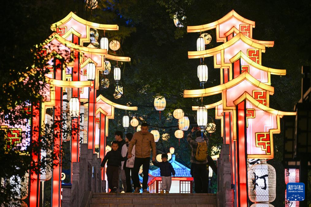 南京：上元灯彩图非遗艺术展亮灯(图2)
