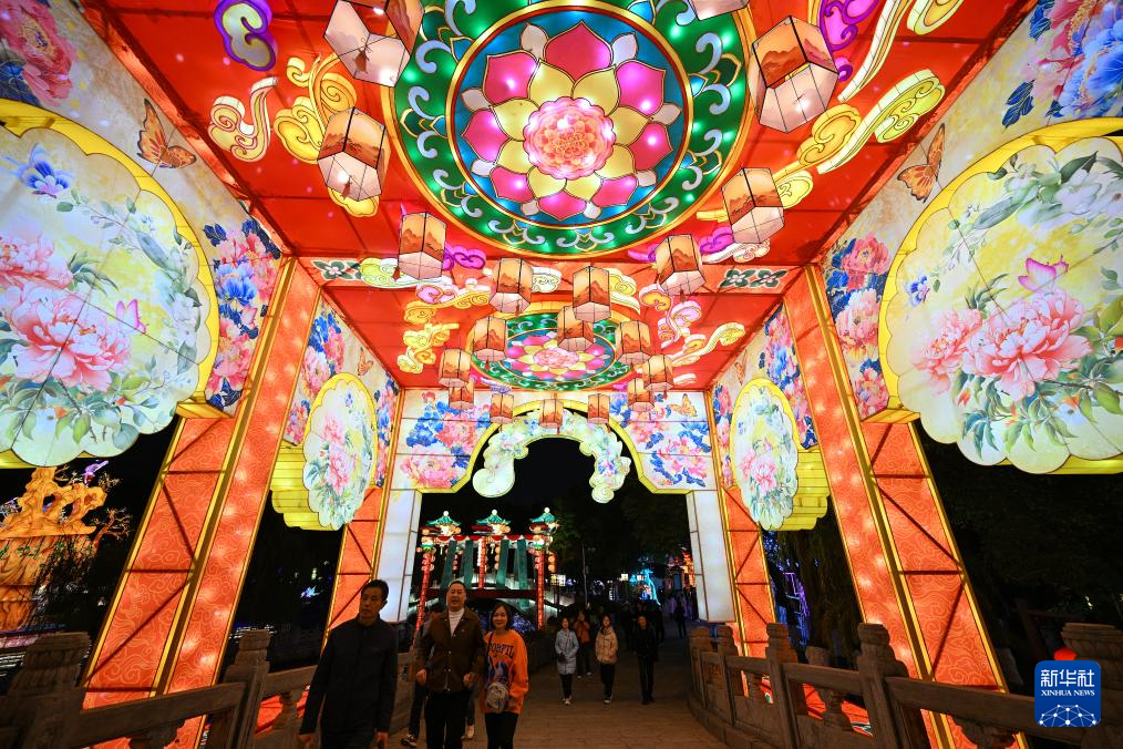 南京：上元灯彩图非遗艺术展亮灯(图1)