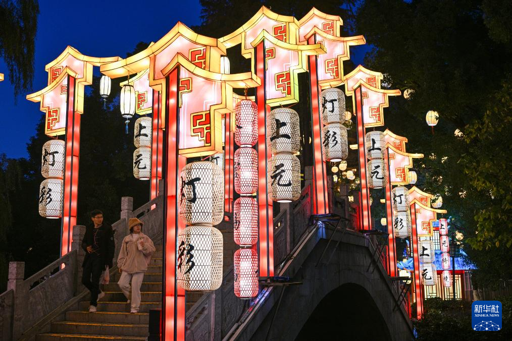 南京：上元灯彩图非遗艺术展亮灯(图3)