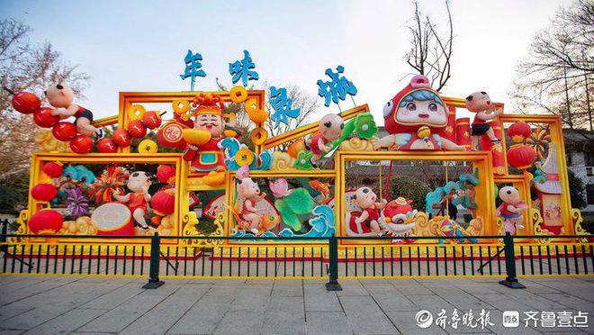 泉畔探灯“年味泉城”灯组喜庆亮相济南的新春氛围感已就绪(图1)