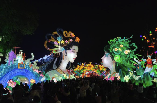 太美了自贡灯会预展吸引近6万人次：白娘子小青灯组成自贡灯会热门打卡点(图1)