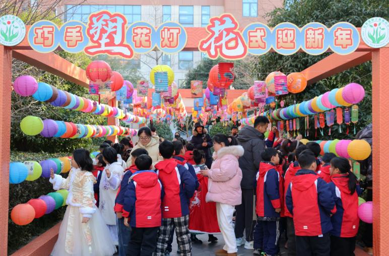 亚盈体育官网安徽颍上：花灯非遗进校园(图1)
