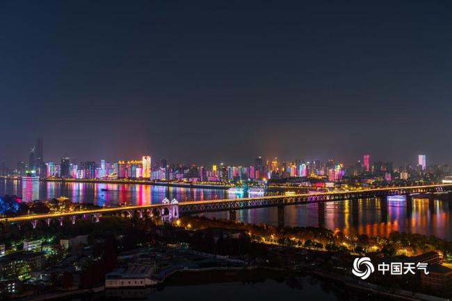 亚盈体育网址花样“灯”场 一组图看各地灯光璀璨喜迎新年(图3)