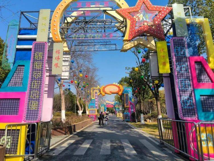 武汉一景区的“蒜鸟灯”走红还有“武汉话段位”(图2)