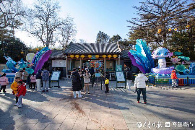 泉畔探灯趵突泉景区有了蛇年“皮肤”“泉城绮梦”灯组亮相(图2)