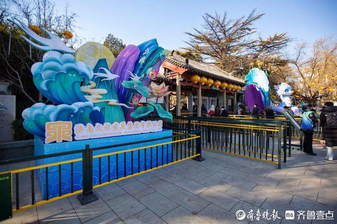 泉畔探灯趵突泉景区有了蛇年“皮肤”“泉城绮梦”灯组亮相(图4)