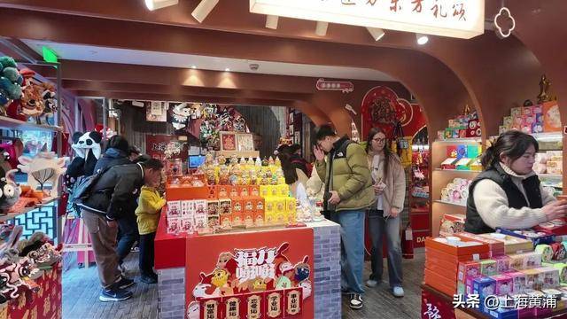 亚盈体育官网蛇年提灯萌萌哒豫园文创灯笼再掀热潮(图4)