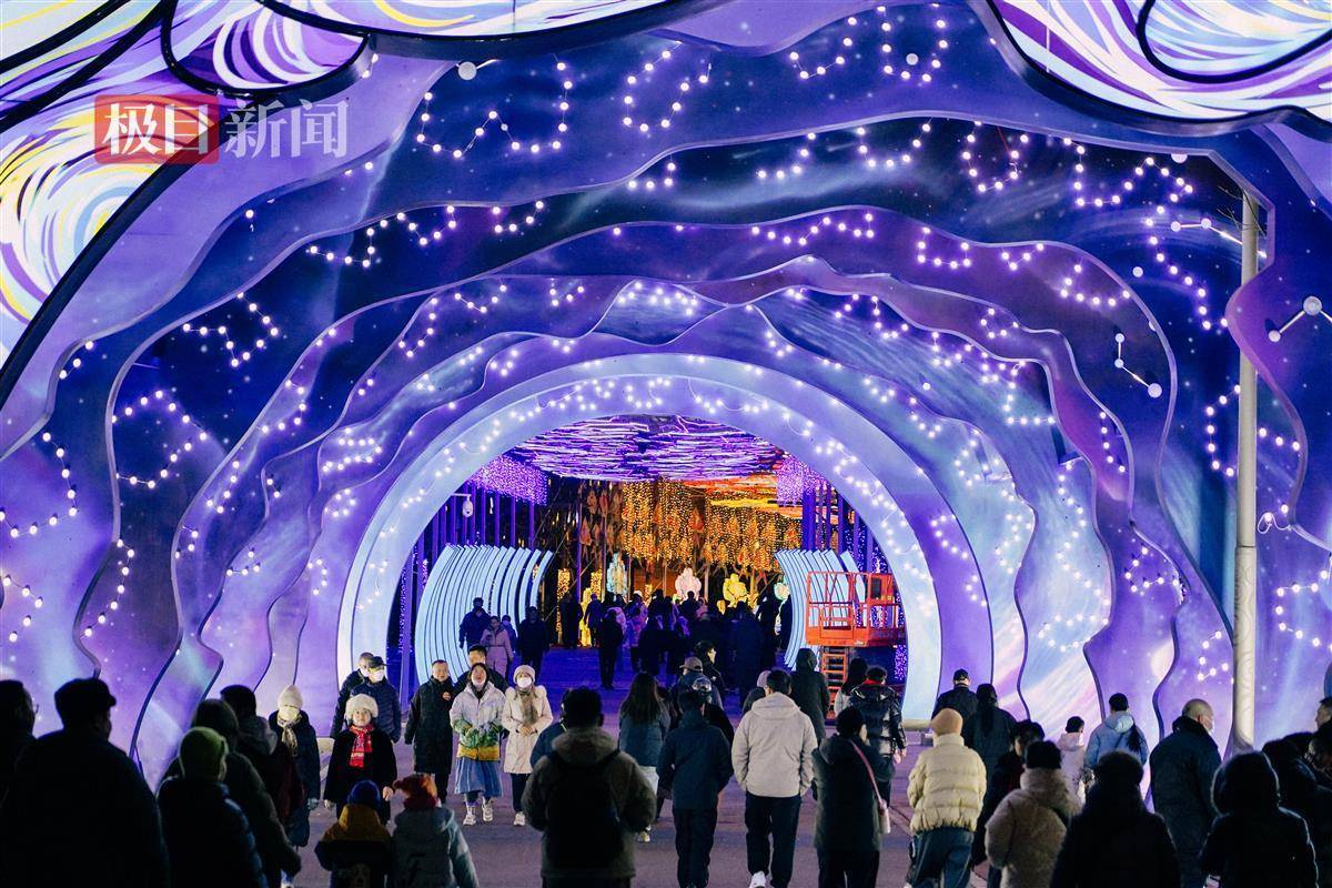 2025唐山南湖春节灯会璀璨启幕首日迎来数万人打卡(图1)