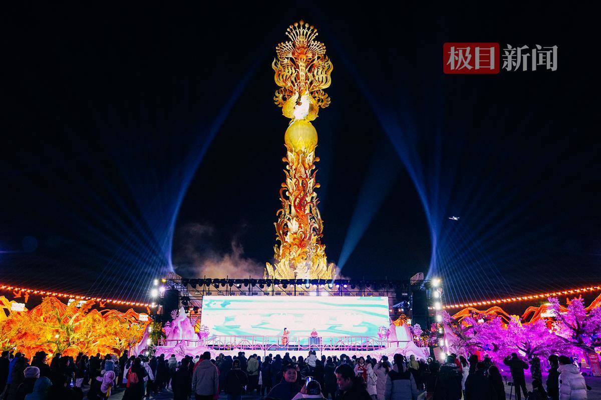 2025唐山南湖春节灯会璀璨启幕首日迎来数万人打卡(图3)