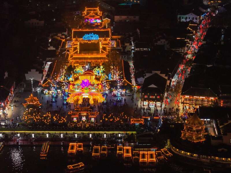 中国灯会吸引世界目光(图1)