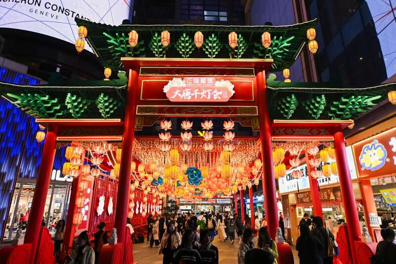 春节到羊城商圈赏灯2025亚盈体育平台正佳大唐千灯会启幕(图1)