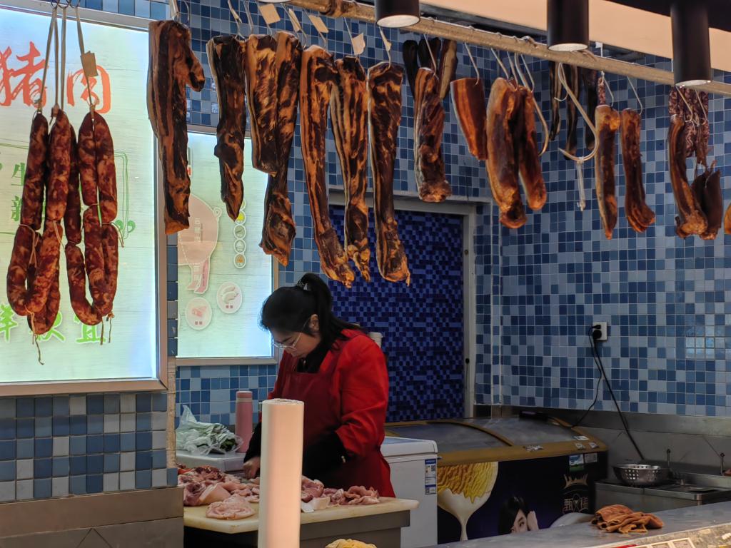 寻“味”中国年丨川味：腊味飘香 彩灯璀璨 川戏上新(图1)