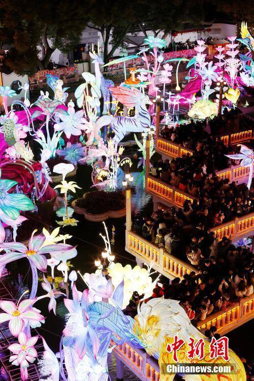 亚盈体育APP上海：游客大年初一豫园赏灯(图2)