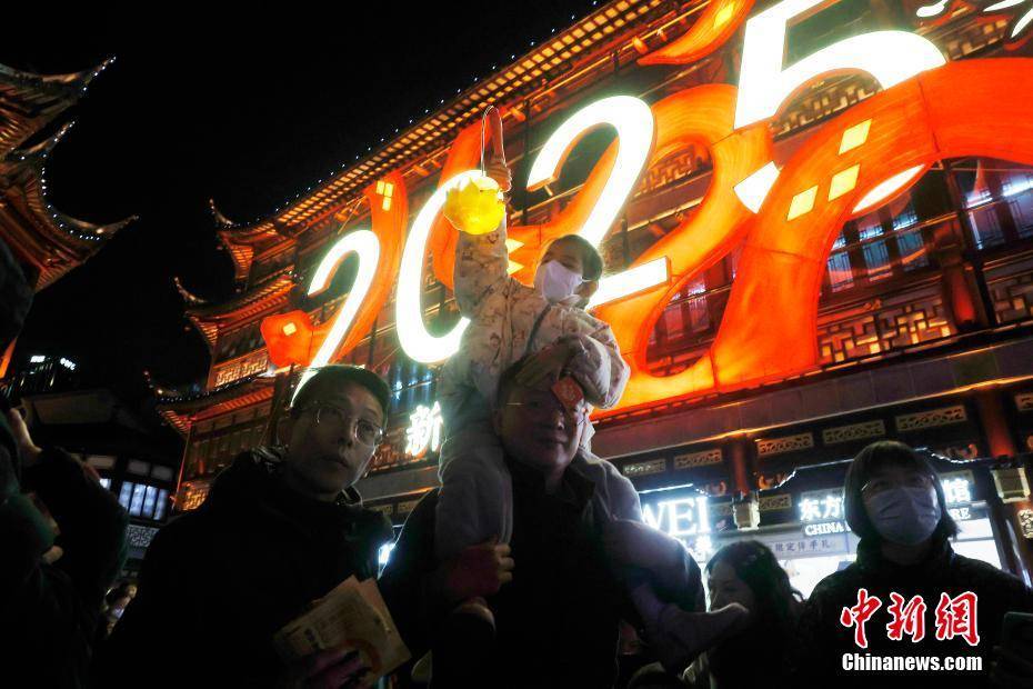 亚盈体育APP上海：游客大年初一豫园赏灯(图3)