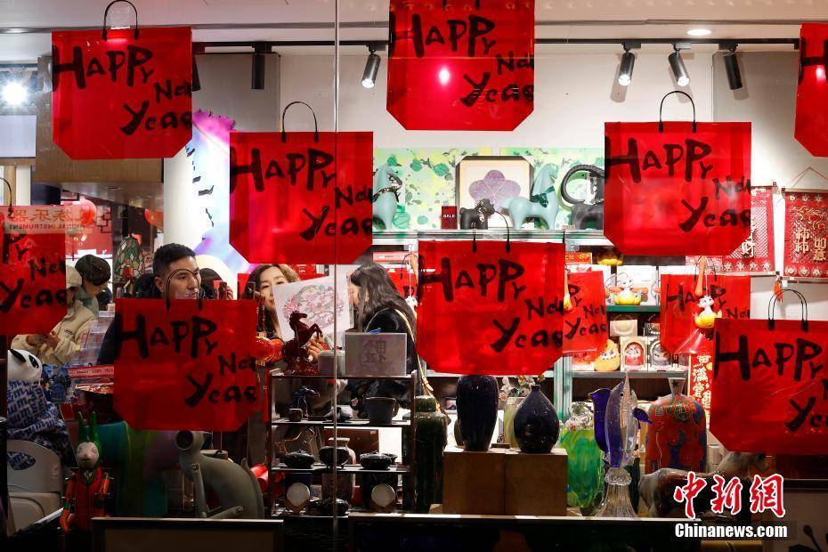 亚盈体育APP上海：游客大年初一豫园赏灯(图4)