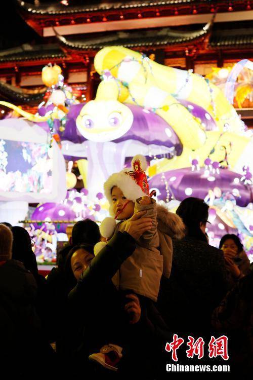 亚盈体育APP上海：游客大年初一豫园赏灯(图6)