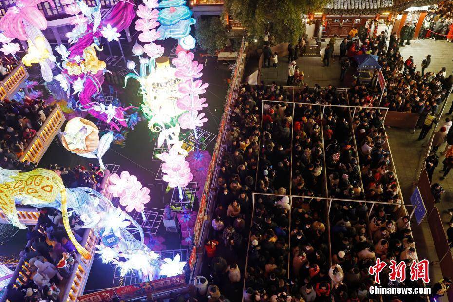 亚盈体育APP上海：游客大年初一豫园赏灯(图8)