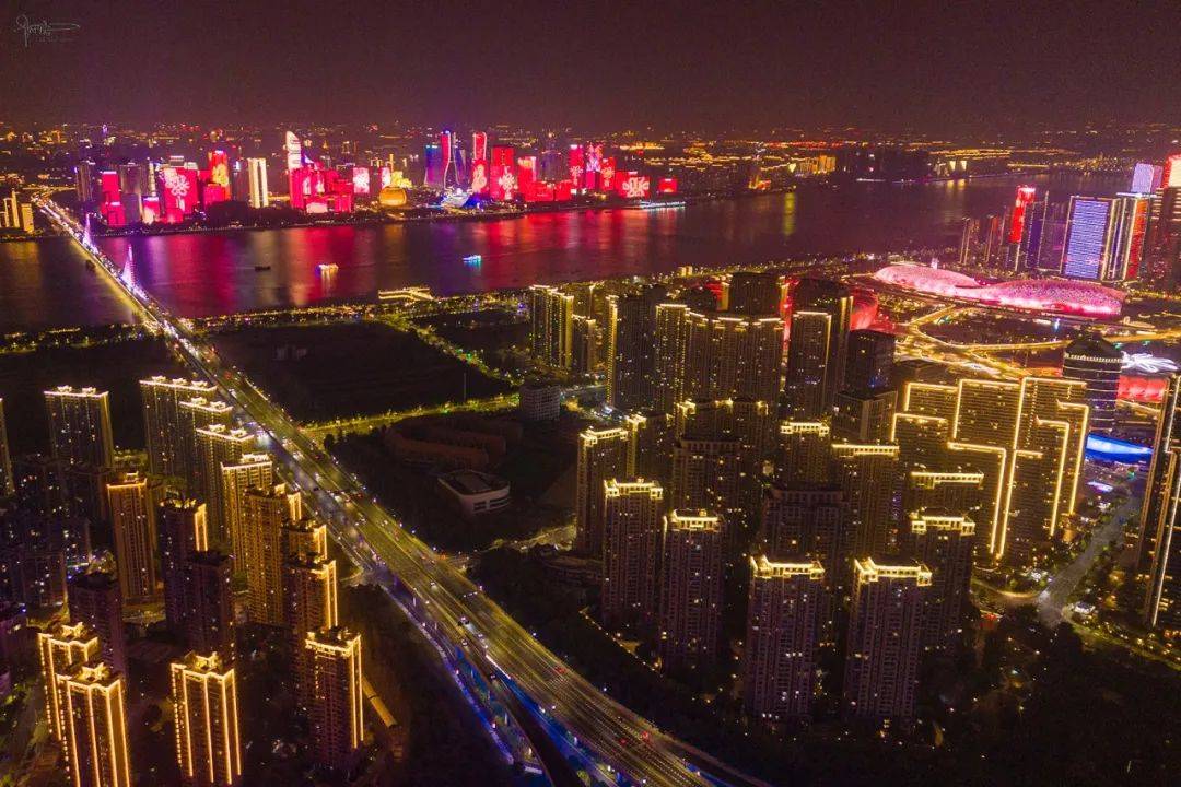 2025年杭州春节住在钱塘江畔的市民最满意因为这里看灯方便(图1)