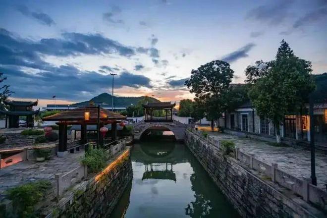 25米长的亚盈体育平台蛇灯你见过吗？去杭州这条老街瞧一瞧首个“非遗版春节”登场(图2)
