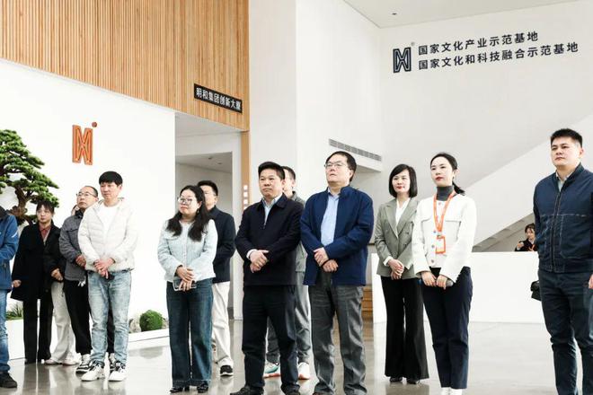 中国照明学会舞台电影电视照明专业委员会一行莅临明和集团调研(图1)