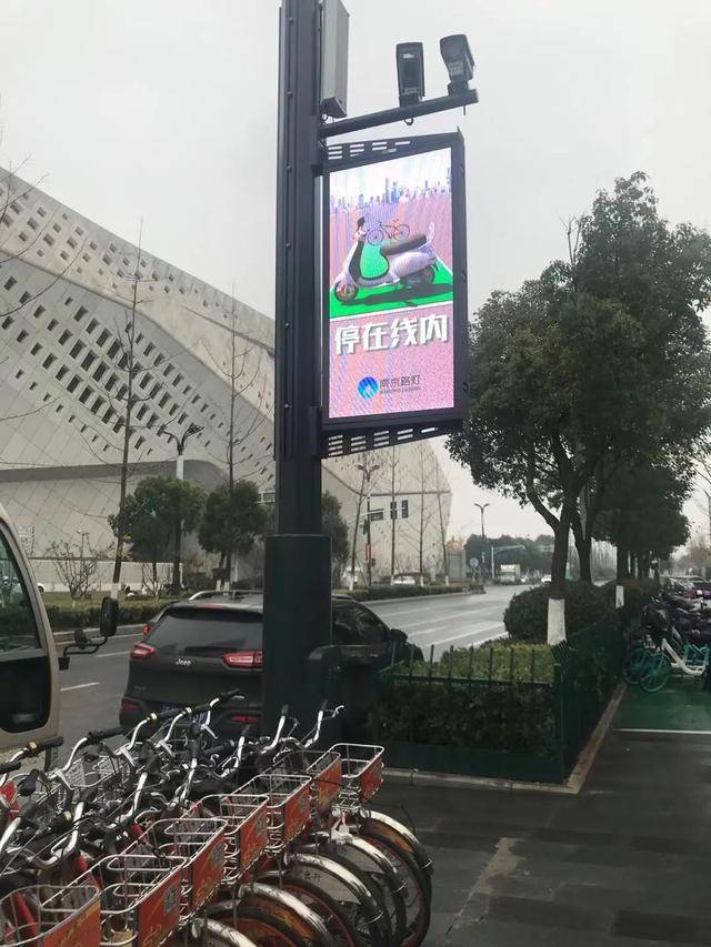 路灯提醒你请不要闯红灯……全国首批智慧路灯机器人南京上岗(图1)