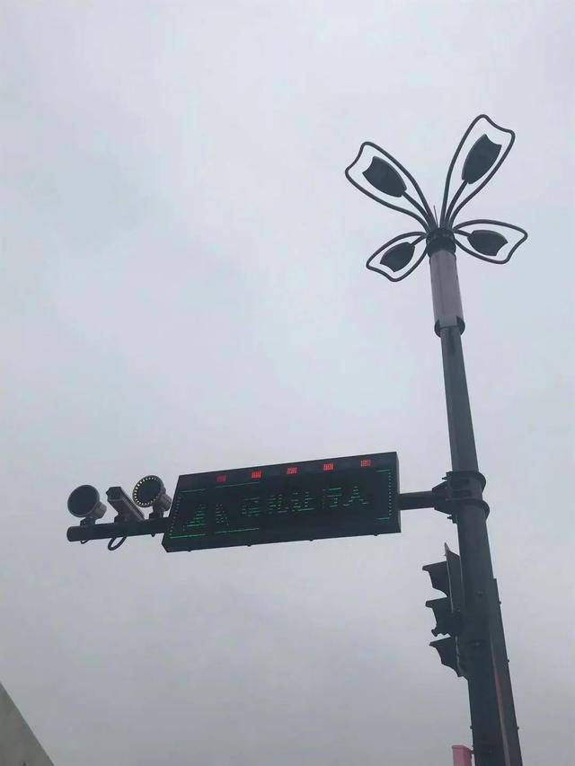 路灯提醒你请不要闯红灯……全国首批智慧路灯机器人南京上岗(图2)