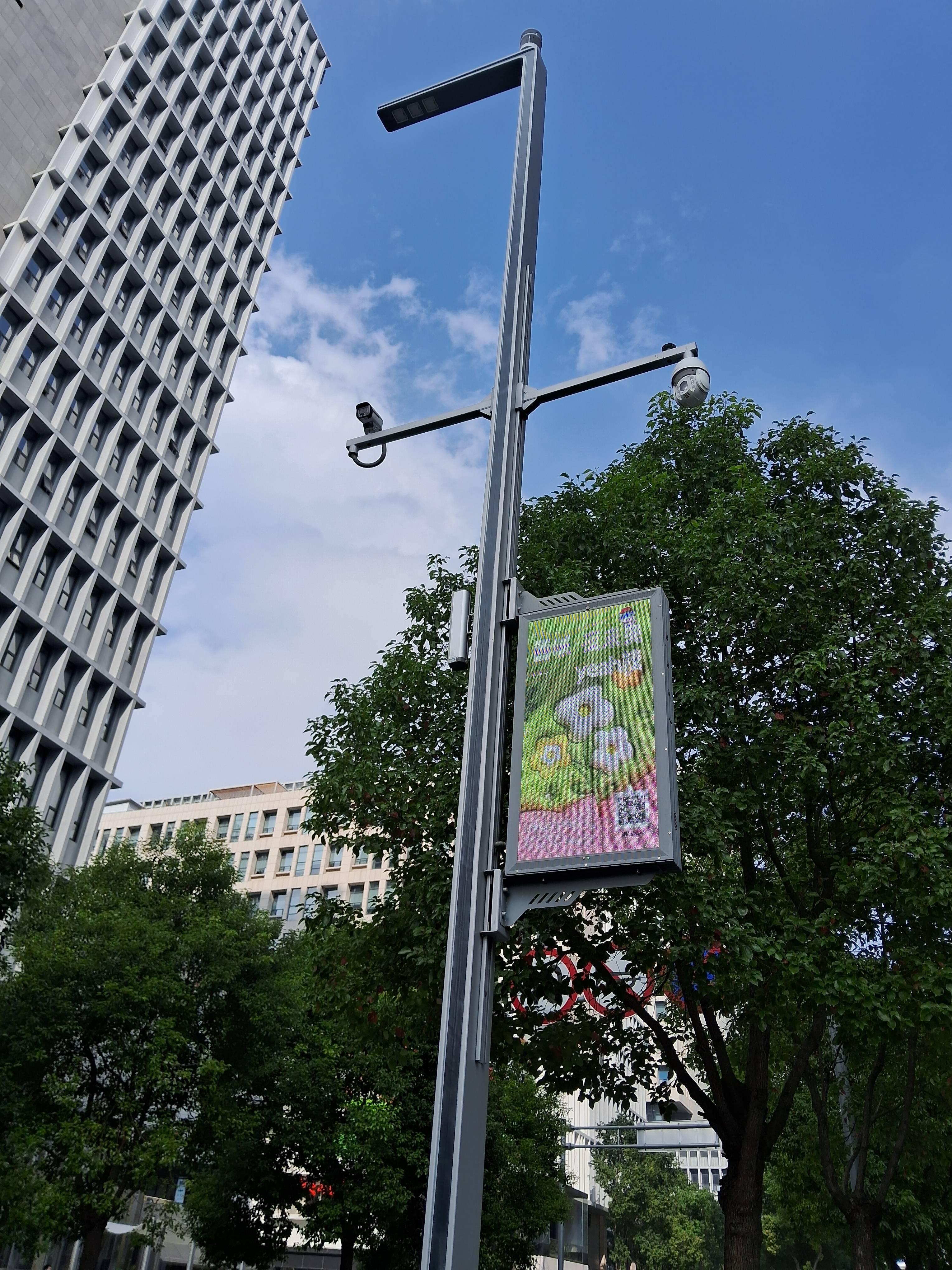 路灯提醒你请不要闯红灯……全国首批智慧路灯机器人南京上岗(图3)