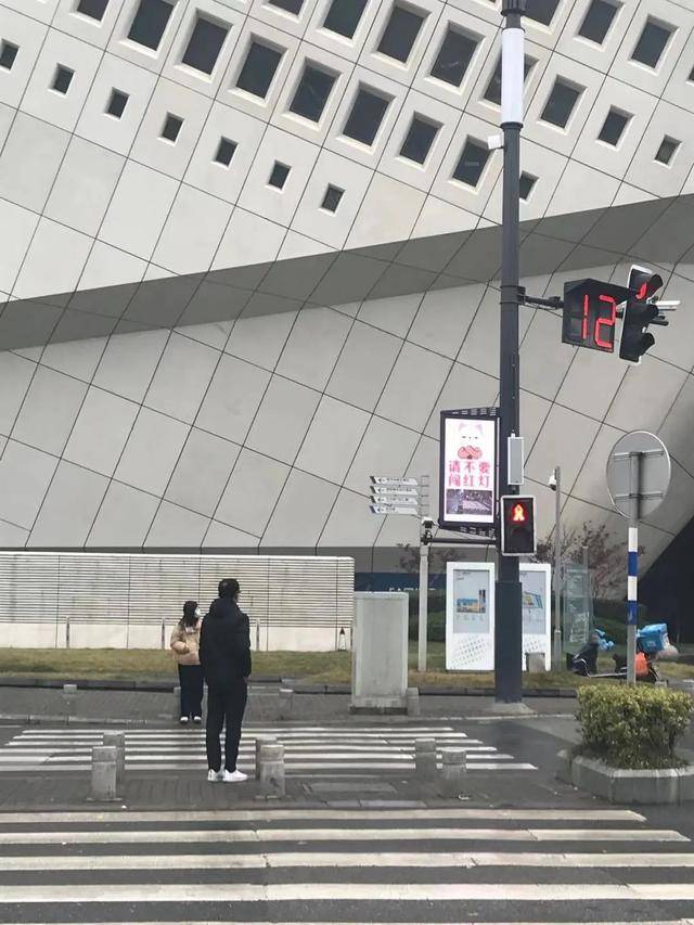 路灯提醒你请不要闯红灯……全国首批智慧路灯机器人南京上岗(图4)