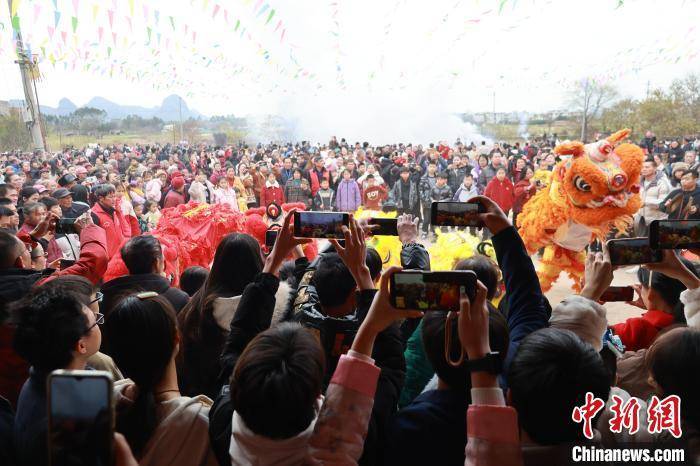 新春走基层）广西客家百年围屋上灯 民众祈求添丁添福(图1)