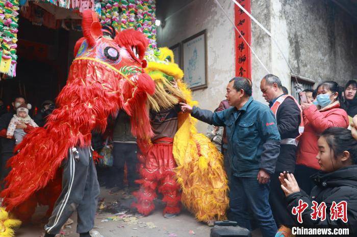 新春走基层）广西客家百年围屋上灯 民众祈求添丁添福(图2)