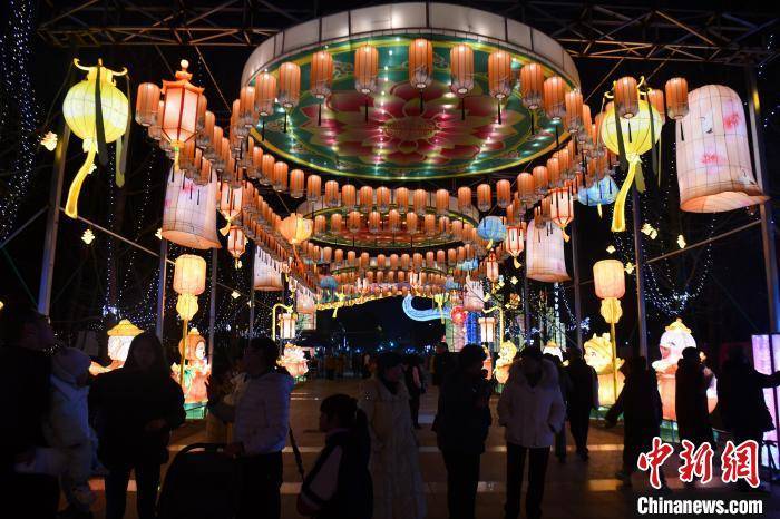 新春见闻）成都金沙太阳节璀璨灯组吸引民众(图1)