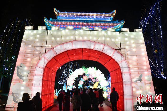 新春见闻）成都金沙太阳节璀璨灯组吸引民众(图2)
