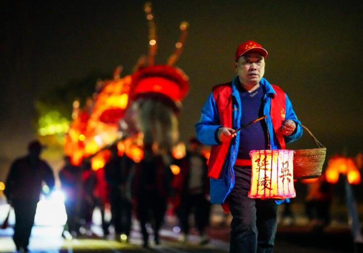 亚盈体育平台铜陵市郊区：锣鼓喧天闹新春 龙灯起舞送福光(图1)