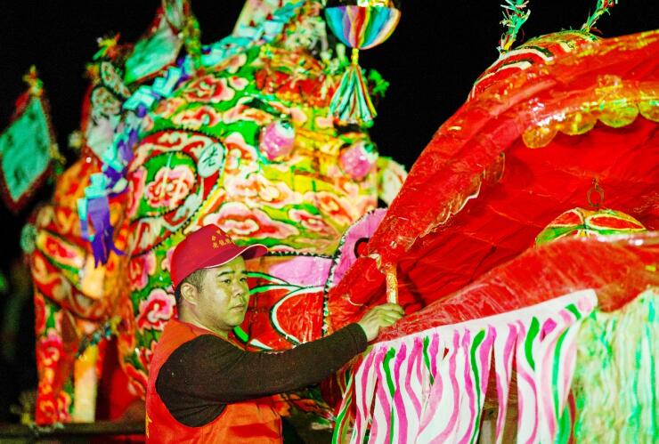 亚盈体育平台铜陵市郊区：锣鼓喧天闹新春 龙灯起舞送福光(图5)