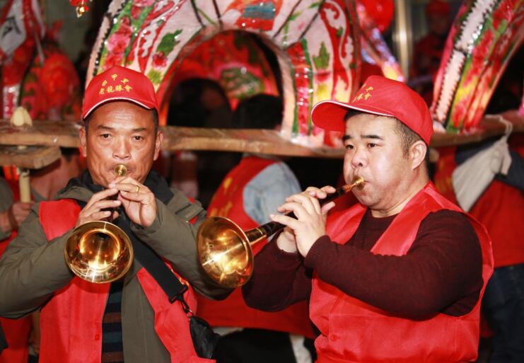 亚盈体育平台铜陵市郊区：锣鼓喧天闹新春 龙灯起舞送福光(图6)