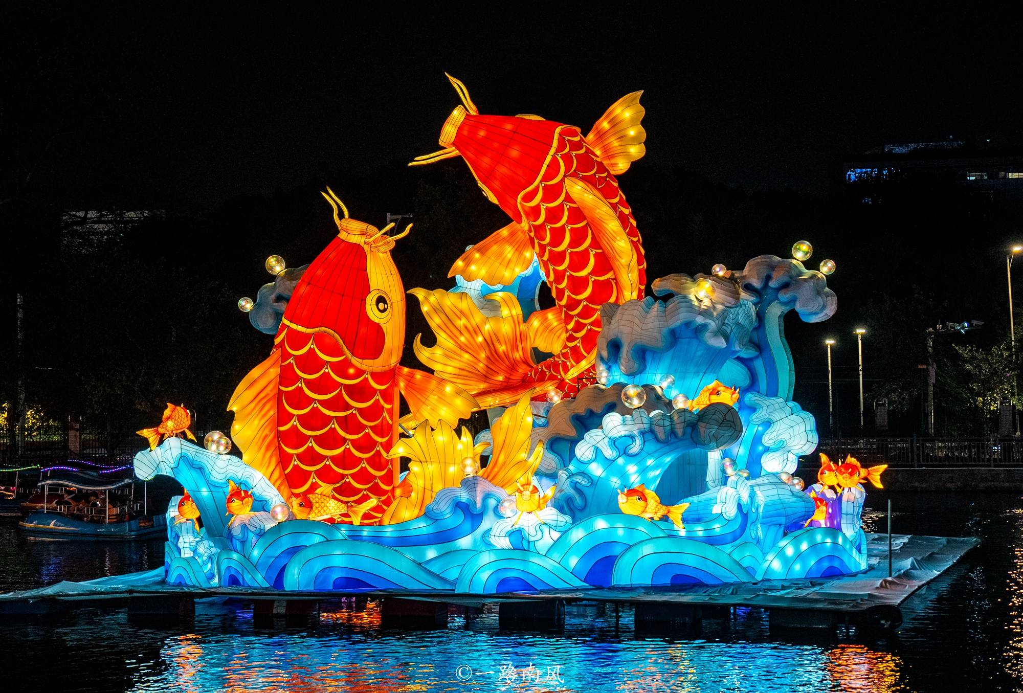 亚盈体育下载广州新春灯会火了元宵节达到旅游高潮光影盛宴令人流连忘返(图1)