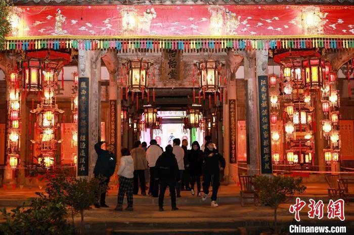 亚盈体育平台新春走基层）浙江东阳李宅：大堂灯点亮 吸引民众打卡(图3)