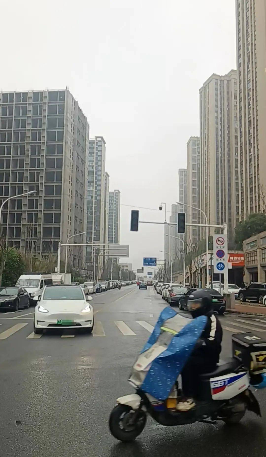 长沙一道路红绿灯超1月不亮人车靠“感觉”通行回应：将检测修复(图1)