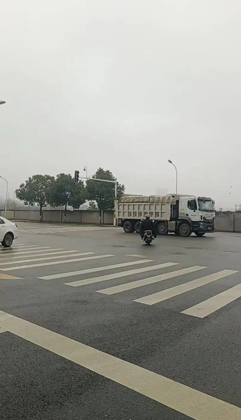 长沙一道路红绿灯超1月不亮人车靠“感觉”通行回应：将检测修复(图2)