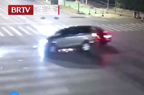 北京一女子酒后开奔驰闯红亚盈体育APP灯撞车 出事故后找人顶包(图1)