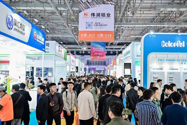 向上向新创新引领 第32届古镇灯博会盛大启幕(图1)