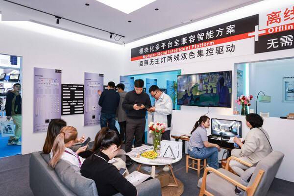 向上向新创新引领 第32届古镇灯博会盛大启幕(图3)