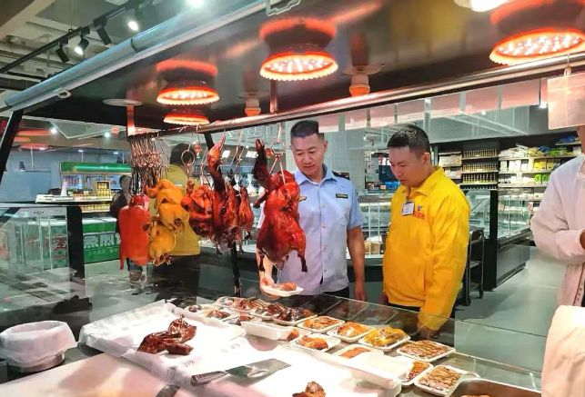规范“生鲜灯”使用三亚市市场监管局重拳出击(图1)