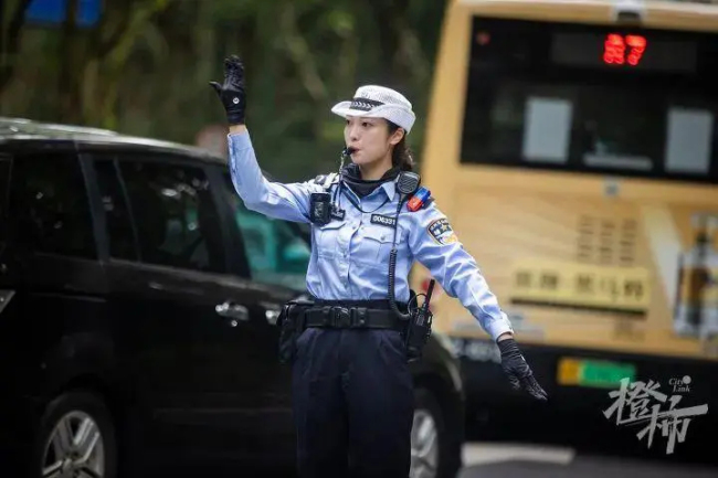 杭州兔子警官执勤时有人当面闯红灯 烈日下的坚守与温情亚盈体育网址(图1) 杭州兔子警官执勤时有人当面闯红灯 烈日下的坚守与温情亚盈体育网址(图1)