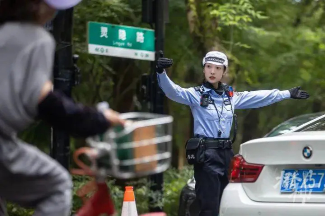 杭州兔子警官执勤时有人当面闯红灯 烈日下的坚守与温情亚盈体育网址(图2) 杭州兔子警官执勤时有人当面闯红灯 烈日下的坚守与温情亚盈体育网址(图2)