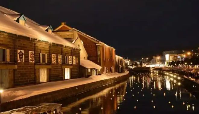 北海道冬夜探秘：雪灯之路与精灵小屋的奇幻之旅亚盈体育下载(图1)
