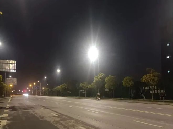 办实事旧灯新用点亮市民夜归路(图2)